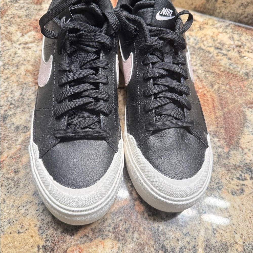 Nike Women's Black and White Sneakers